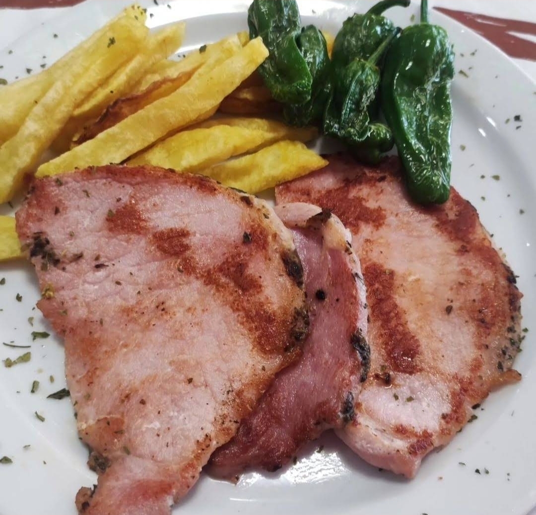 Lomo a la plancha con patatas fritas y pimientos de Padrón
