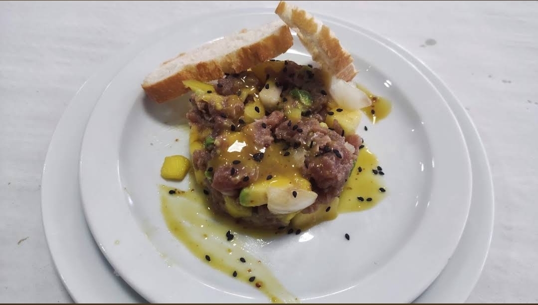 Tartar de atún con mango, aguacate y pan tostado