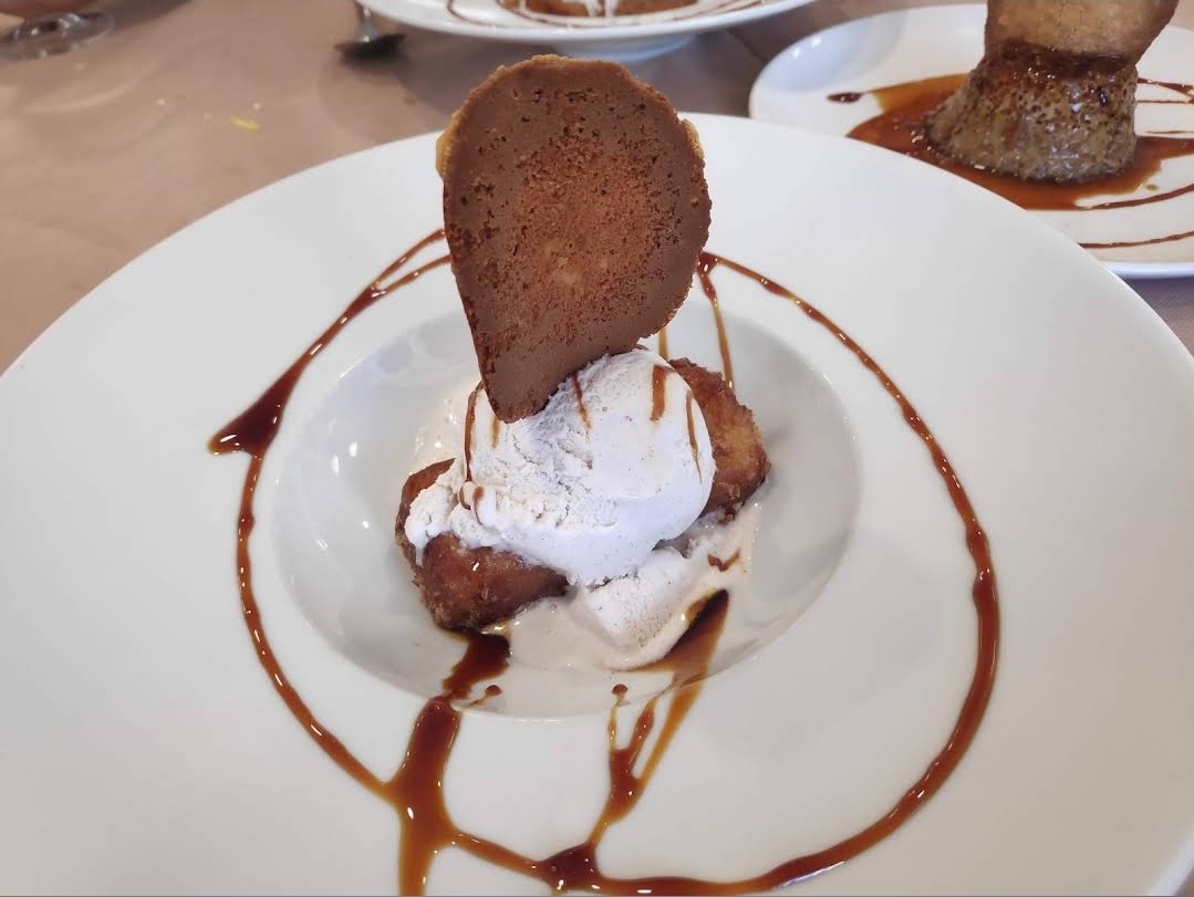 Postre casero con helado, teja y caramelo